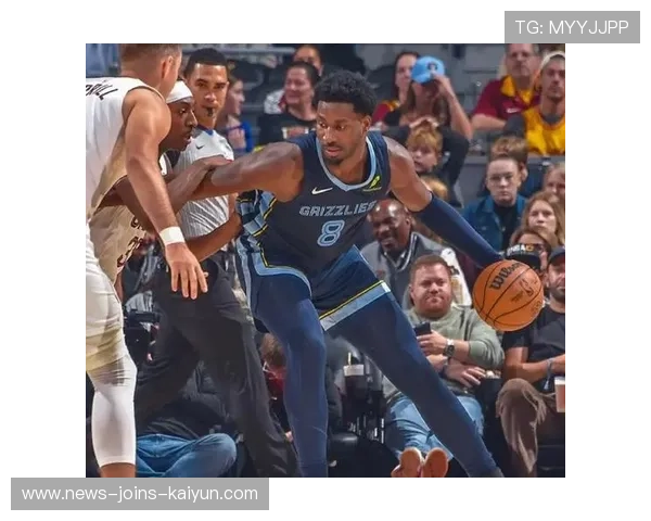 米切尔底角追身三分命中，骑士队内欢腾