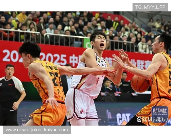 CBA三人配合如行云流水，展现篮球团队默契之美