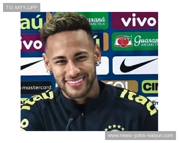 内马尔穿上本地球队球衣参加友谊赛，被当地球迷疯狂拥抱