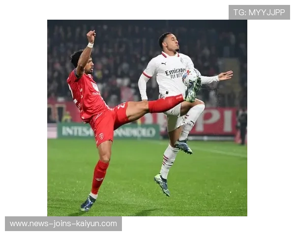 米兰奥卡福转身后快速起脚——重现赛场瞬间的王者风采